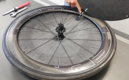 Indicador blanco alineado con válvula